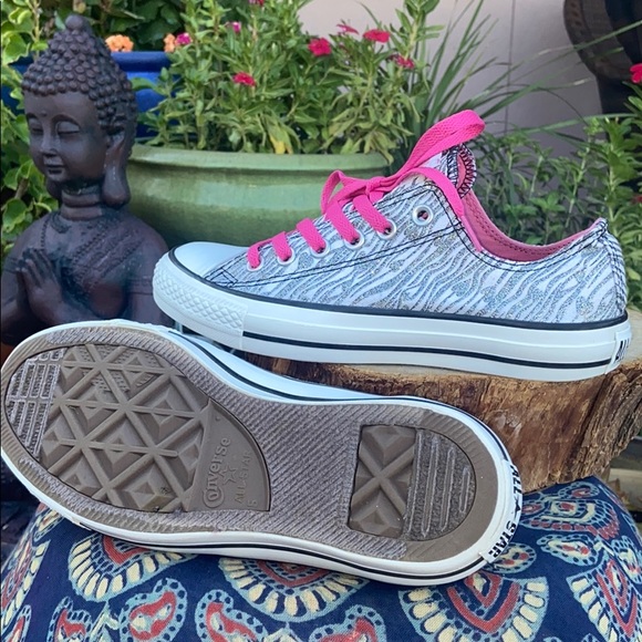 🦓 Glittery Silver Metallic Zebra Striped Converse - Picture 11 of 16